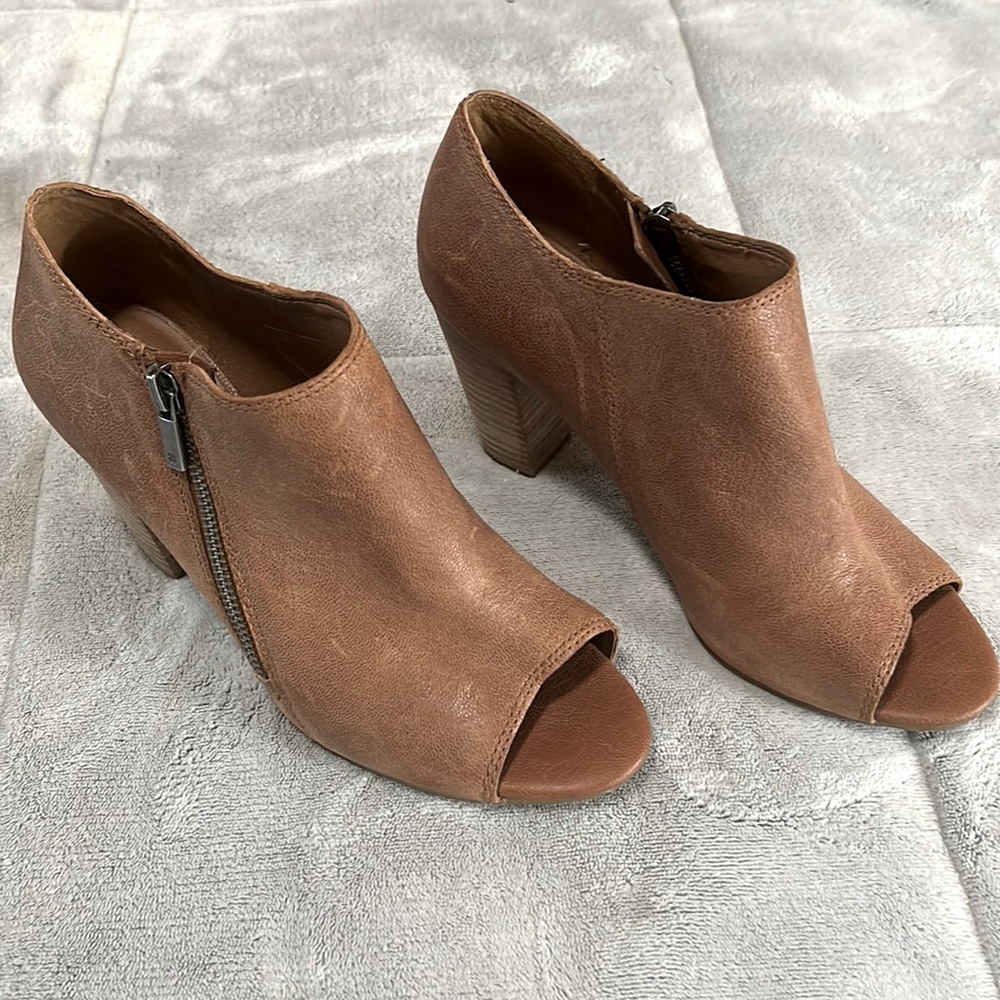 Lucky Brand LK Pamba Peep toe bootie. Brown size 9